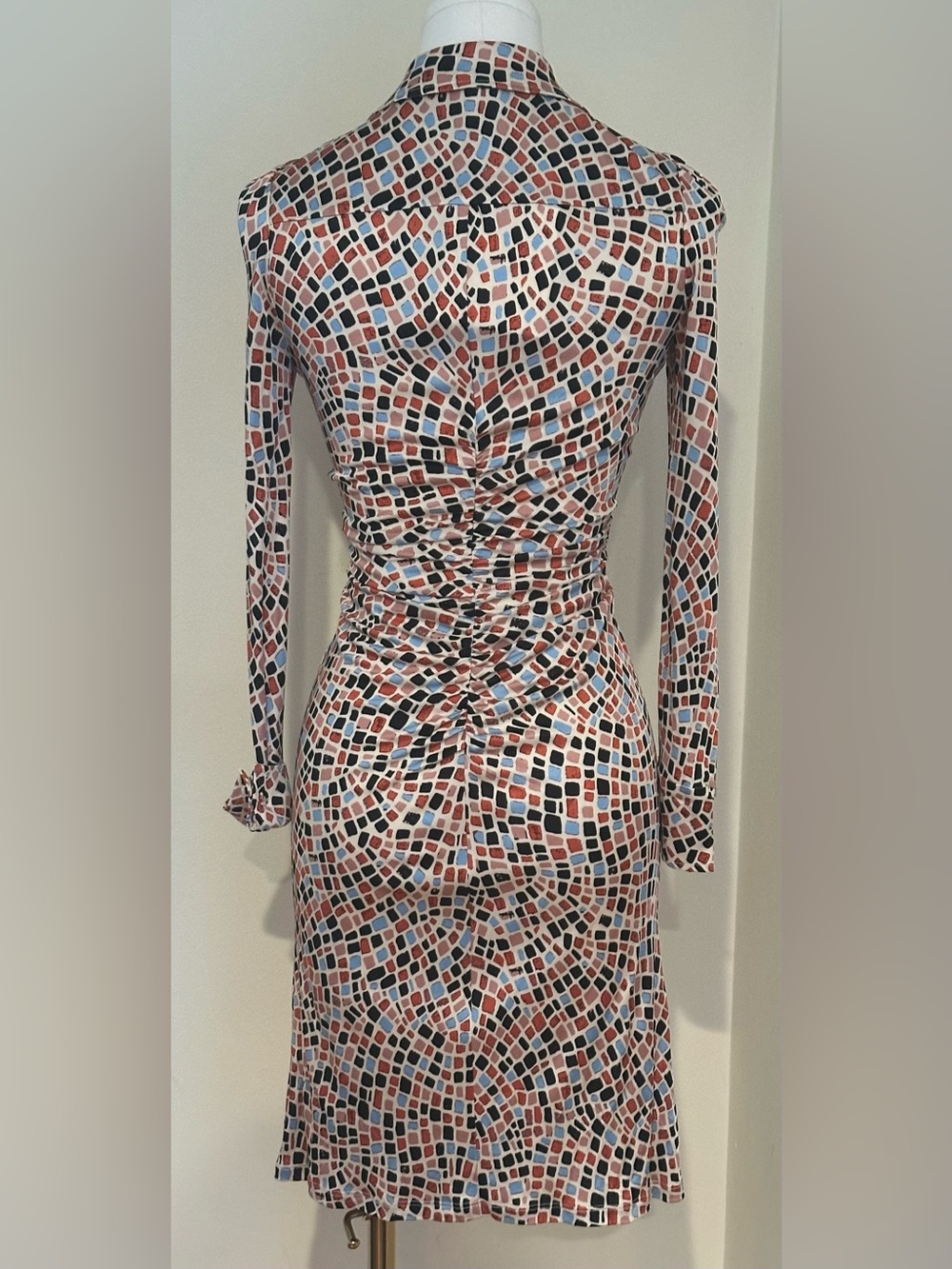 DIANE VON FURSTENBERG Mosaic Pattern LS Collar V-Neck Body Con Dress Sz XXS New! - Picture 3 of 16